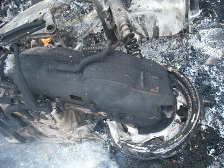 Xe bốc cháy dữ dội, chủ xe “bỏ của chạy lấy người” - 2 Xe bốc cháy dữ dội, chủ xe “bỏ của chạy lấy người”