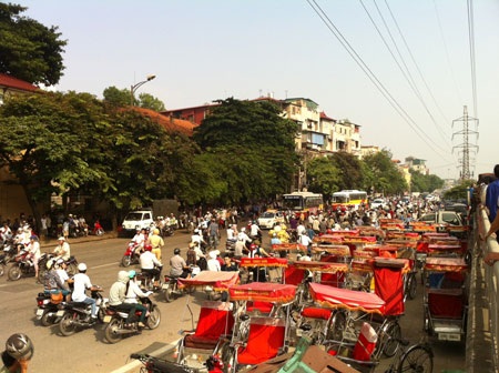 Ùn tắc kéo dài sang cả đường Trần Quang Khải gần hiện trường đám cháy.