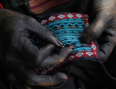 Công đoạn thêu là công đoạn mất nhiều thời gian và đòi hỏi sự khéo tay, tỉ mỉ.  