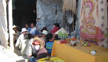 Con tử nạn khi đưa tang cha: Hai lần quấn khăn tang - 1 Ngôi nhà che chắn bằng bao tải