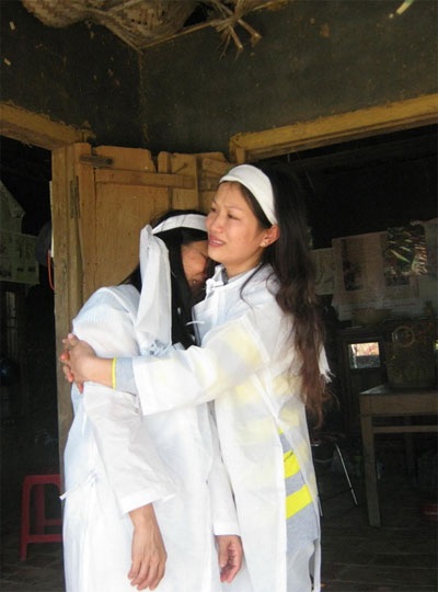 Con tử nạn khi đưa tang cha: Hai lần quấn khăn tang - 2 Vợ và con ông Lẽ vật vã bên bàn thờ khói hương nghi ngút