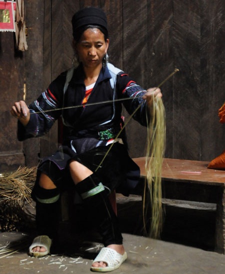 Vỏ cây lanh được tước ra thành từng sợi nhỏ 