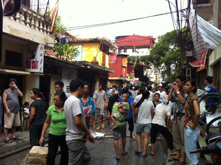 Người dân sống gần hiện trường cháy cuống cuồng sơ tán người và tài sản