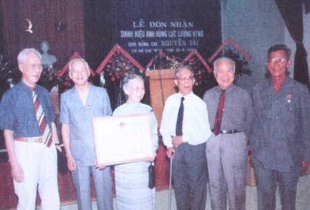 Anh hùng Nguyễn Tài - Tài năng, đức độ, bất khuất, kiên cường - 3 Trong buổi đón nhận danh hiệu Anh hùng lực lượng vũ trang năm 2002, đồng chí Nguyễn