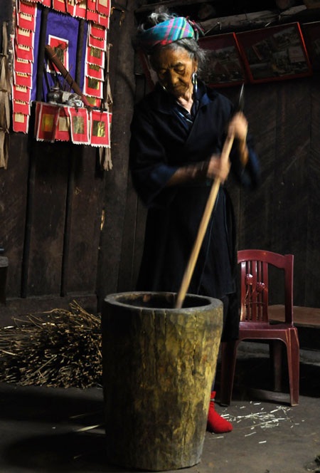 Giã cho sợi lanh mềm ra. 