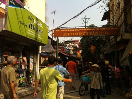 Người dân sống gần hiện trường cháy cuống cuồng sơ tán người và tài sản