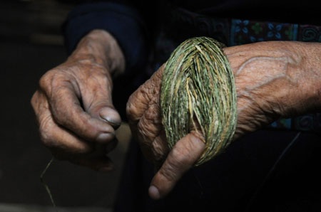 Sợi lanh phải được nối dài và tuốt đều vì nó liên quan đến công đoạn dệt sau này. 