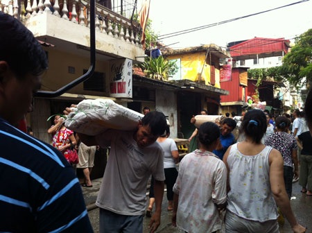 Người dân sống gần hiện trường cháy cuống cuồng sơ tán người và tài sản