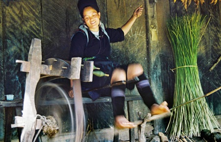 Bước tiếp theo, người ta mắc các sợi lanh vào khung quay cho chúng xoắn lại thành từng cuộn. 