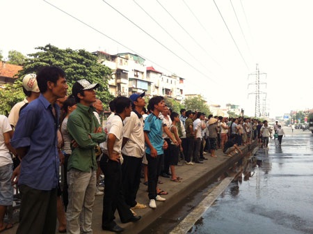 Người dân sống gần hiện trường cháy cuống cuồng sơ tán người và tài sản