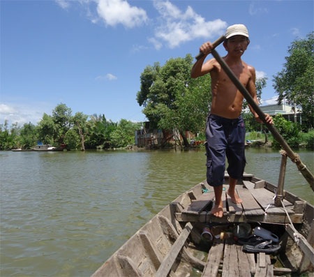 Không có cầu, hằng ngày, người dân chỉ biết trông cậy vào ông Bảy Cu chở qua rạch Cống Lớn.