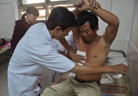 Lật xe đưa tang, 1 người chết, 15 người bị thương - 2 Ông Huỳnh Sự đang được các bác sĩ chăm sóc