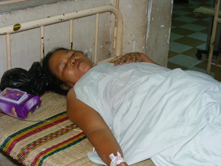 Nạn nhân Hợi đang được điều trị với các chấn thương nội tạng