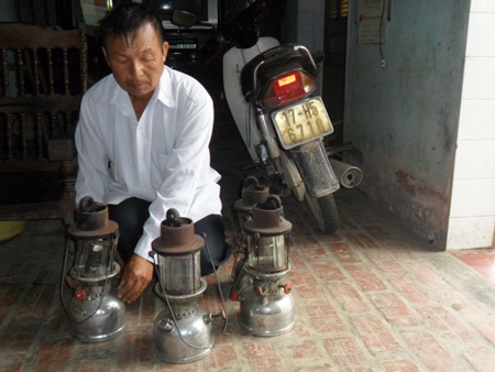 Bộ 3 chiếc đèn măng sông đã mấy mươi năm gắn bố với ông Quý trong nghề bốc mộ