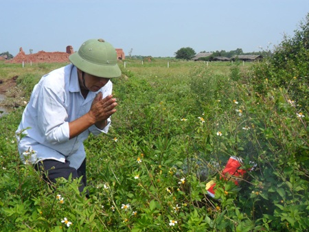Chăm sóc mộ phần của những thi thể chết trôi, không rõ thân nhân