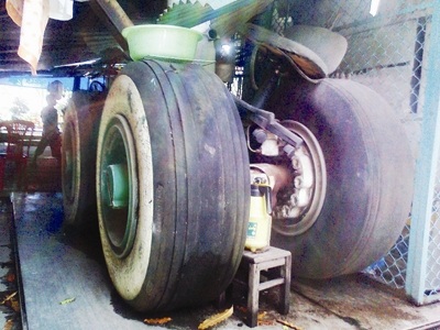 Boeing 707 làm quán cóc - 4 Lốp vẫn còn tốt. Ảnh:
T.N.A .