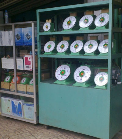 Vào lò chuyên chế... cân “điêu” - 1 Những chiếc cân như
thế này khi được hô biến sẽ trở thành cân gian