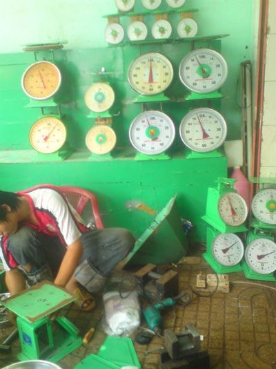 Vào lò chuyên chế... cân “điêu” - 2 Nhân viên đang
phù phép cho cân tại chợ Kim Biên