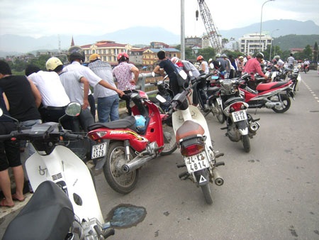 Rất đông người đứng trên cầu theo dõi công tác cứu hộ