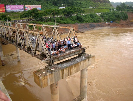 Rất đông người đứng trên cầu theo dõi công tác cứu hộ