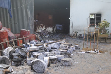 Xưởng giấy bị thiêu rụi lúc nửa đêm - 1 Ngọn lửa đã thiêu rụi 8 tỷ đồng sau một đêm