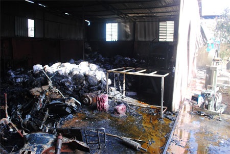 Xưởng giấy bị thiêu rụi lúc nửa đêm - 2 Ngọn lửa đã thiêu rụi 8 tỷ đồng sau một đêm