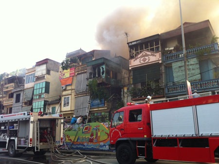 Ùn tắc kéo dài sang cả đường Trần Quang Khải.