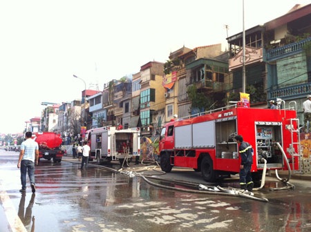 Ùn tắc kéo dài sang cả đường Trần Quang Khải.