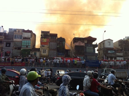 Ùn tắc kéo dài sang cả đường Trần Quang Khải.