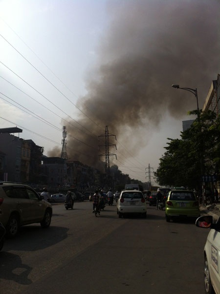 Sau đó lan rộng phủ mù mịt cả đường Hồng Hà