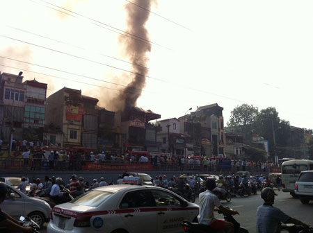 Cột khói bốc cao...