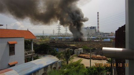 Lửa thiêu rụi hai dãy nhà ở của công nhân Trung Quốc - 1 Lửa bốc lên từ khu nhà ở của công nhân người Trung Quốc (Ảnh: Thân Hoàng - Tuổi Trẻ)