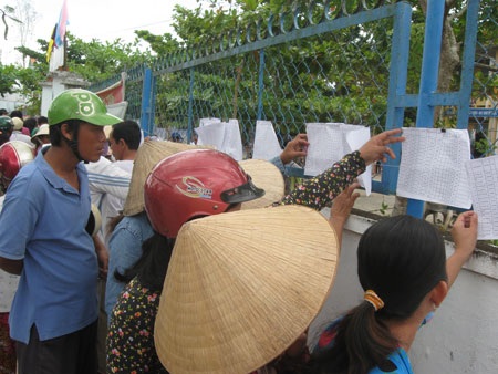 Hàng trăm phụ huynh chen lấn chờ nhận tiền hỗ trợ học sinh nghèo - 4 Các phụ huynh đứng ngoài cổng trường xem danh sách, chờ nhận tiền cho con