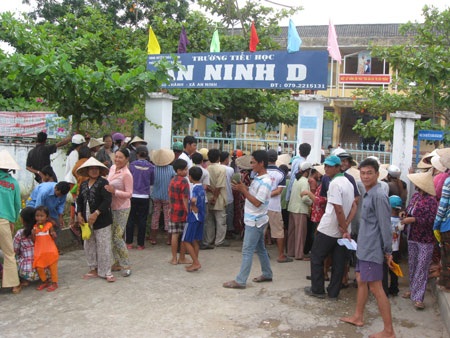 Hàng trăm phụ huynh chen lấn chờ nhận tiền hỗ trợ học sinh nghèo - 2 Hàng trăm phụ huynh phải chen nhau chầu chực ngoài cổng trường