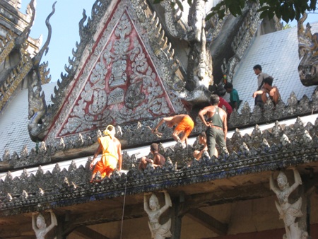 Nỗ lực phun nước trên mái chùa để chống nóng