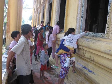 Nhiều người dân xót thương ngôi chùa cổ