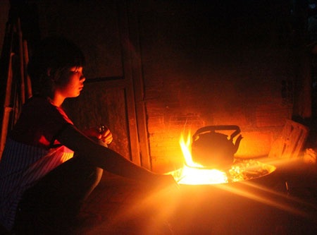 “Cô Tấm” lớp 10 ngày ngày chăm sóc cụ già người dưng - 2 Trinh (trái) thường xuyên sang chăm sóc, giúp cụ Mân làm việc nhà