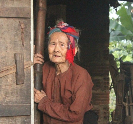 “Cô Tấm” lớp 10 ngày ngày chăm sóc cụ già người dưng - 1 Cụ Mân sống một mình trong ngôi nhà tình nghĩa