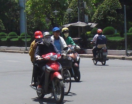 Học sinh đầu trần "vi vu" xe máy đến trường - 16 Học sinh đầu trần lướt xe máy vi vu đến trường
