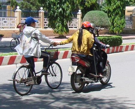 Học sinh đầu trần "vi vu" xe máy đến trường - 17 Học sinh đầu trần lướt xe máy vi vu đến trường