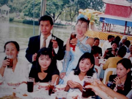 Một đám cưới với
chồng Hàn của cô gái Tân Lộc.