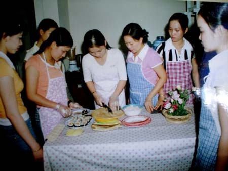 Một lớp dạy nấu ăn
cho các cô gái chuẩn bị đi lấy chồng Hàn.