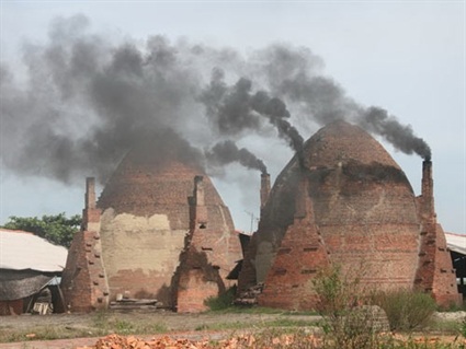 Lò gạch vẫn
đàng hoàng nhả khói, bụi.