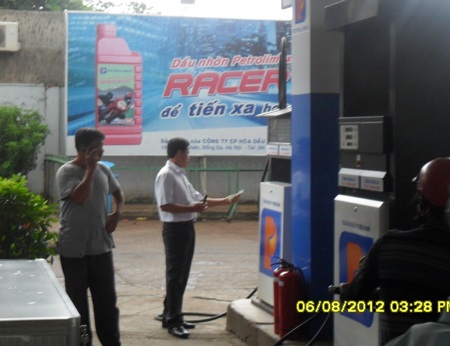 Tình trạng người dân sử dụng điện thoại tại cây xăng vẫn diễn ra nhan nhản (Ảnh: Viết Hảo)