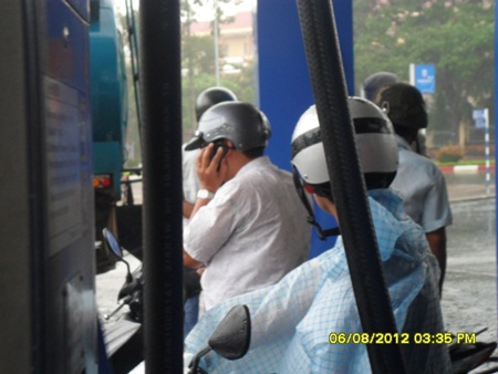 Tình trạng người dân sử dụng điện thoại tại cây xăng vẫn diễn ra nhan nhản (Ảnh: Viết Hảo)