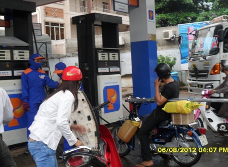 Tình trạng người dân sử dụng điện thoại tại cây xăng vẫn diễn ra nhan nhản (Ảnh: Viết Hảo)