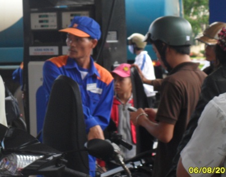 Tình trạng người dân sử dụng điện thoại tại cây xăng vẫn diễn ra nhan nhản (Ảnh: Viết Hảo)