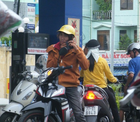 Vô tư nghe điện thoại trong cây xăng sau quy định cấm