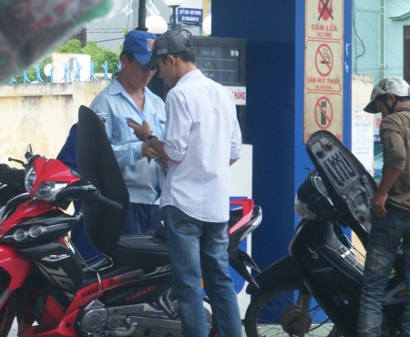 Vô tư nghe điện thoại trong cây xăng sau quy định cấm