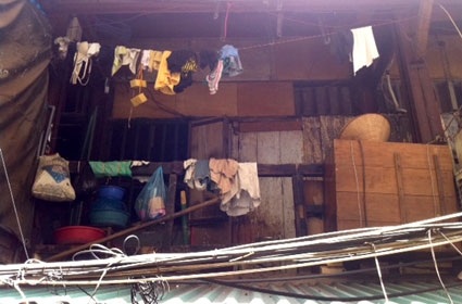 Còn những ngôi nhà gỗ ở phường Chương Dương (Hà Nội) đang chờ... cháy. Ảnh: P.L